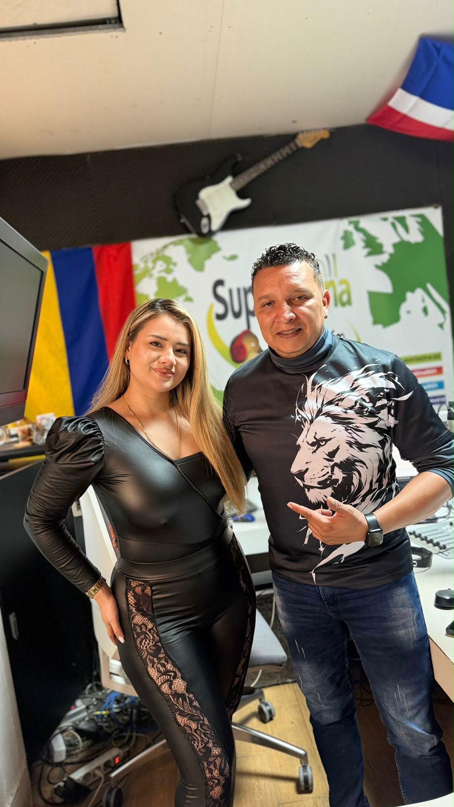 Valerie en estudio de radio