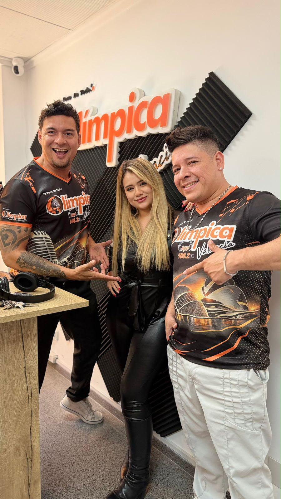 Valerie en emisora de radio
