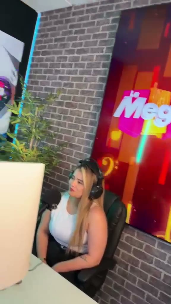 Valerie en entrevista de radio