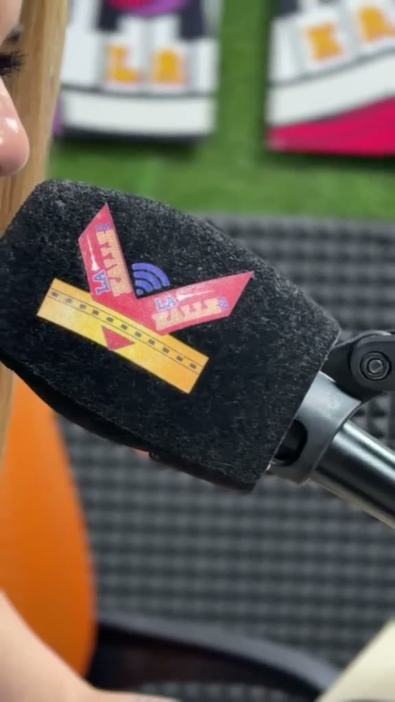 Valerie en programa de radio