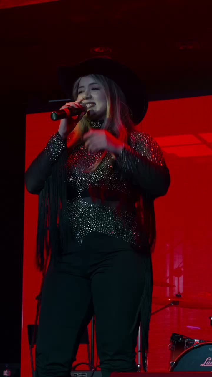 Valerie cantando en concierto