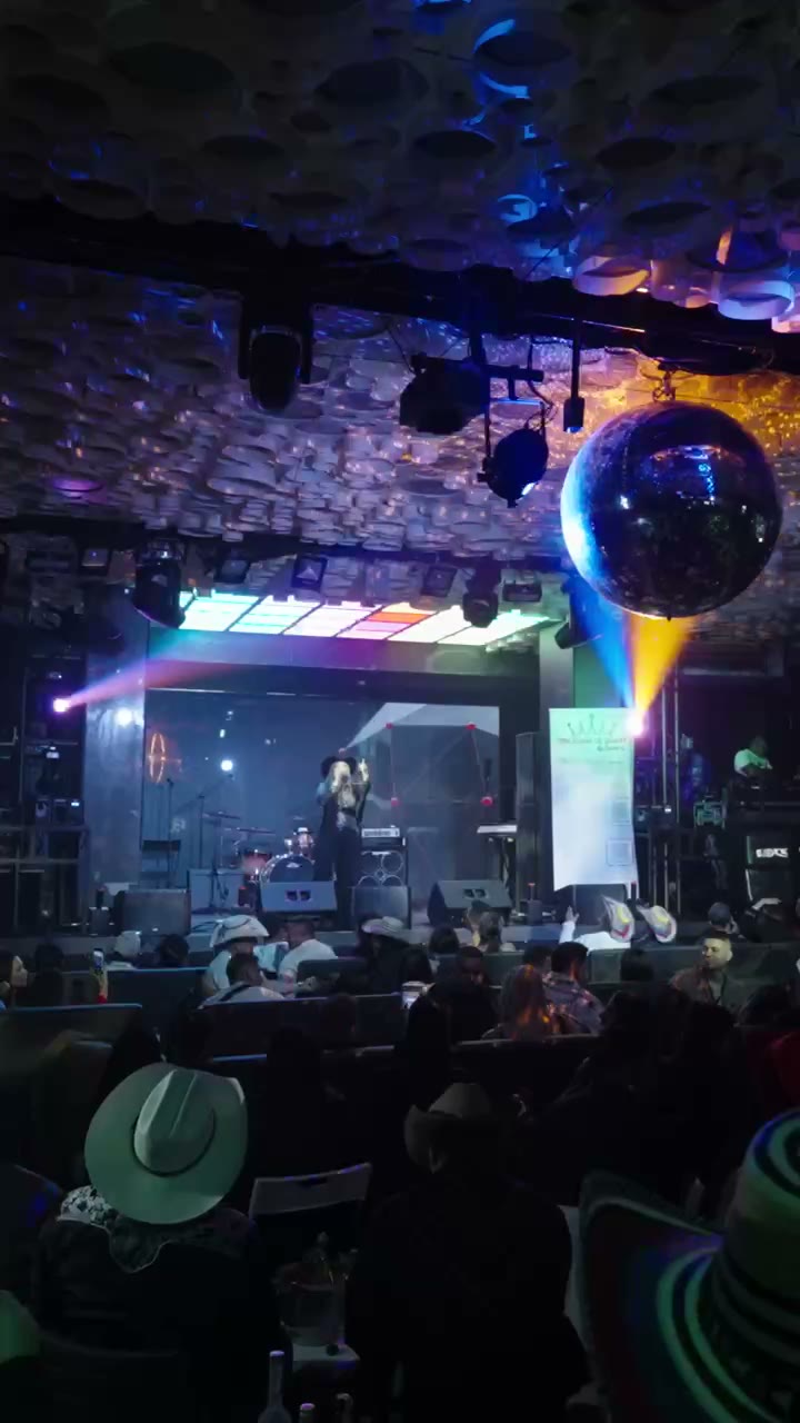 Valerie en presentación en vivo ante el público