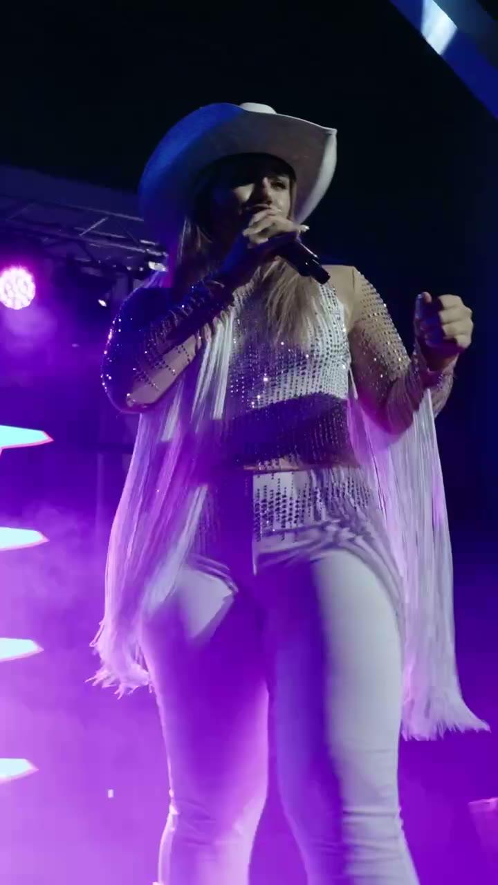 Valerie en concierto con público colombiano